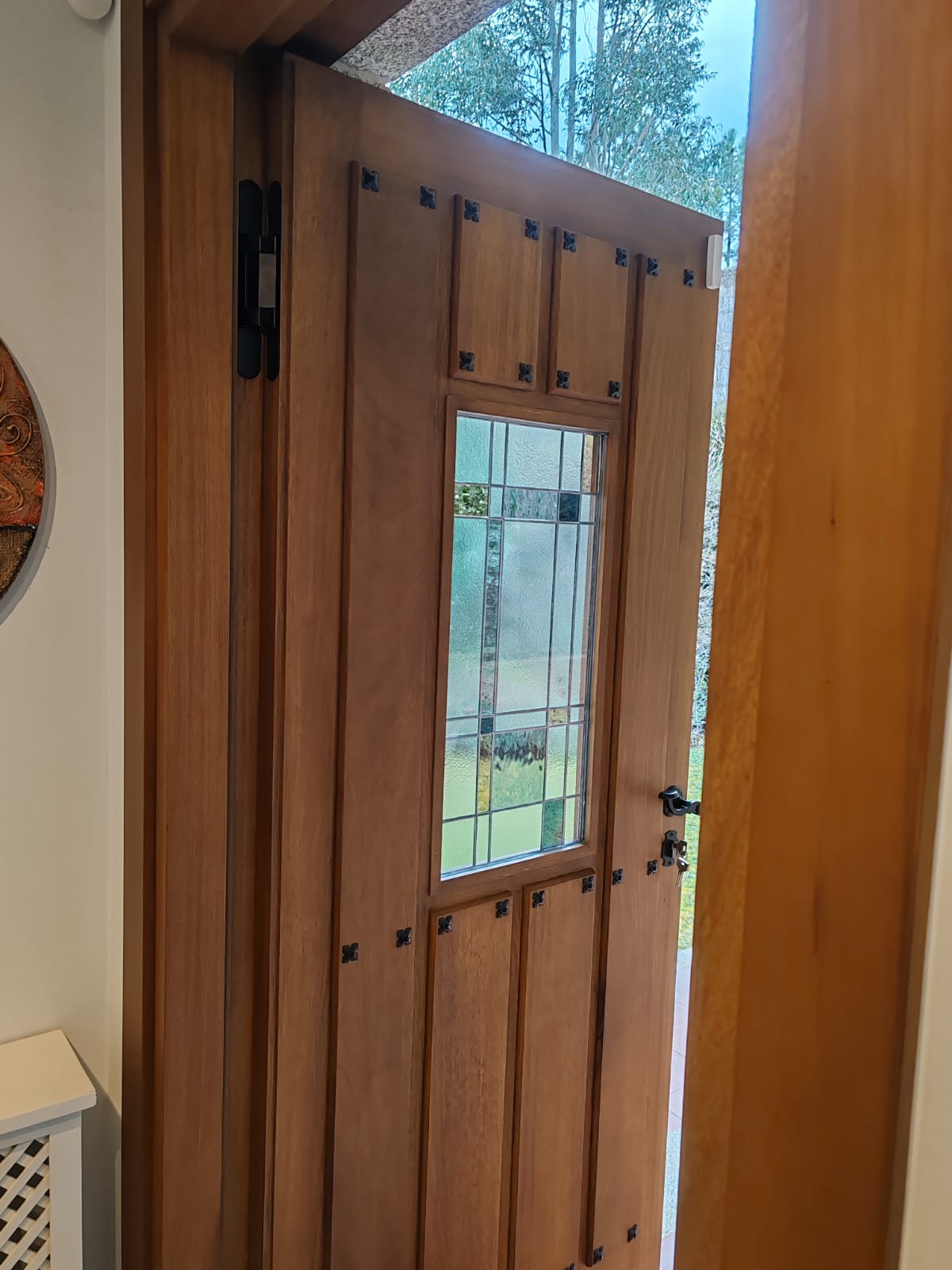 Puerta de madera abierta